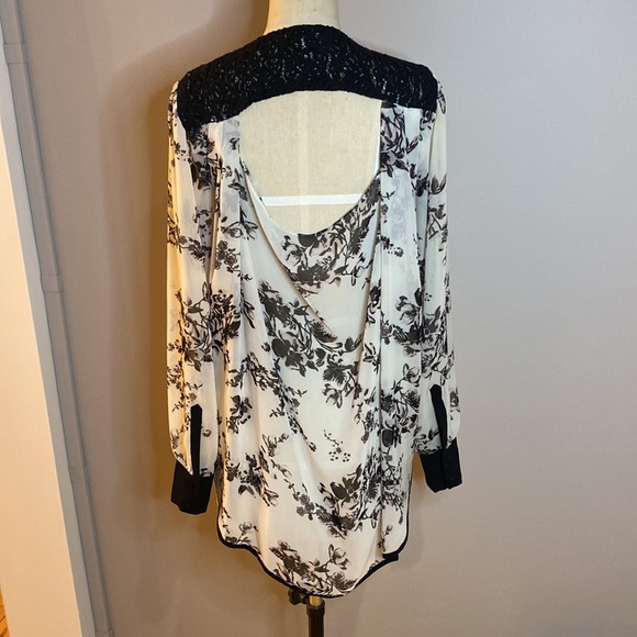 Bar III Size M Blouse in White and Black Floral Print Lace Backless Hi-Lo Blouse - Picture 3 of 9